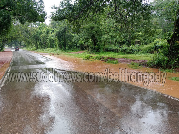 ಸಬರಬೈಲ್ ಶಾಲೆ ಬಳಿ ಪಾದಚಾರಿಗಳಿಗೆ ಕೆಸರಿನ ಅಭಿಷೇಕ: ಚರಂಡಿ ದುರಸ್ತಿ ಮಾಡದ ಸಂಬಂಧಪಟ್ಟ ಇಲಾಖೆ