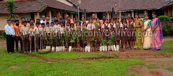 ಪುದುವೆಟ್ಟು: ಶೌರ್ಯ ವಿಪತ್ತು ನಿರ್ವಹಣಾ ತಂಡದ ವತಿಯಿಂದ ಪುದುವೆಟ್ಟು ಧ.ಮಂ.ಅ.ಹಿ.ಪ್ರಾ ಶಾಲೆಯಲ್ಲಿ ಹಣ್ಣಿನ ಗಿಡ ನೀಡುವ ಕಾರ್ಯಕ್ರಮ