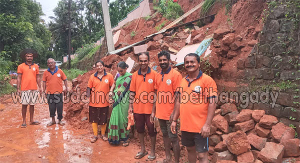 ಸುಲ್ಕೇರಿಮೊಗ್ರು: ಕುಸಿದ ತಡೆಗೋಡೆ ತೆರವುಗೊಳಿಸಲು ಸಹಕರಿಸಿದ ಅಳದಂಗಡಿ ಶೌರ್ಯ ವಿಪತ್ತು ನಿರ್ವಹಣಾ ಘಟಕದ ಸ್ವಯಂಸೇವಕರು