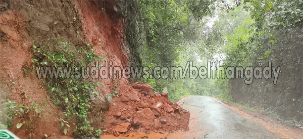 ಅರಸಿನಮಕ್ಕಿಯಲ್ಲಿ ಸಣ್ಣ ಪ್ರಮಾಣದಲ್ಲಿ ಗುಡ್ಡ ಕುಸಿತ