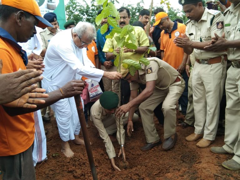 ದಶಲಕ್ಷ ಗಿಡಗಳ ನಾಟಿ ಮತ್ತು ಕೋಟಿ ವೃಕ್ಷ ಆಂದೋಲನ ಪ್ರಯುಕ್ತ ಸಾಮಾಜಿಕ ಅರಣ್ಯೀಕರಣ  ಕಾರ್ಯಕ್ರಮ- ಶ್ರೀ ಕ್ಷೇತ್ರ ಧರ್ಮಾಸ್ಥಳದ ಧರ್ಮಾಧಿಕಾರಿ ಡಾ|ಡಿ.ವೀರೇಂದ್ರ ಹೆಗ್ಗಡೆ ಚಾಲನೆ