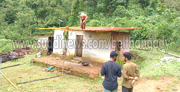 ಸುಲ್ಕೇರಿ ಕೇಡೇಲು ಕೊರಗಜ್ಜ-ಕಮಲಜ್ಜಿ ವರದಿ ಫಲಶೃತಿ-ಉಜಿರೆಯ ನಂದಗೋಕುಲ ಕನ್ಸ್ಟ್ರಕ್ಷನ್ ರವರಿಂದ ಮನೆ ಛಾವಣಿ ದುರಸ್ತಿ ಕಾರ್ಯ-ಸಂಪೂರ್ಣ ವೆಚ್ಚ ಭರಿಸಿದ ದೇವಿಪ್ರಸಾದ್