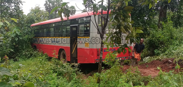 ಮದ್ದಡ್ಕ: ಬೈಕ್ ನ್ನು ತಪ್ಪಿಸಲು ಹೋಗಿ ಚರಂಡಿಗೆ ಬಿದ್ದ ಕೆ.ಎಸ್.ಆರ್.ಟಿ.ಸಿ ಬಸ್ಸು