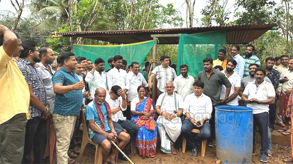 ಕಳೆಂಜದ ಲೋಲಾಕ್ಷರ ಮನೆಯ ಫೌಂಡೇಶನ್ ತೆರವುಗೊಳಿಸಿದ ಅರಣ್ಯ ಇಲಾಖೆ- ಸ್ಥಳಕ್ಕೆ ಆಗಮಿಸಿದ ದ.ಕ ಜಿಲ್ಲೆಯ ಬಿಜೆಪಿ ಶಾಸಕರು ಹಾಗೂ ವಿಧಾನ ಪರಿಷತ್ ಶಾಸಕ