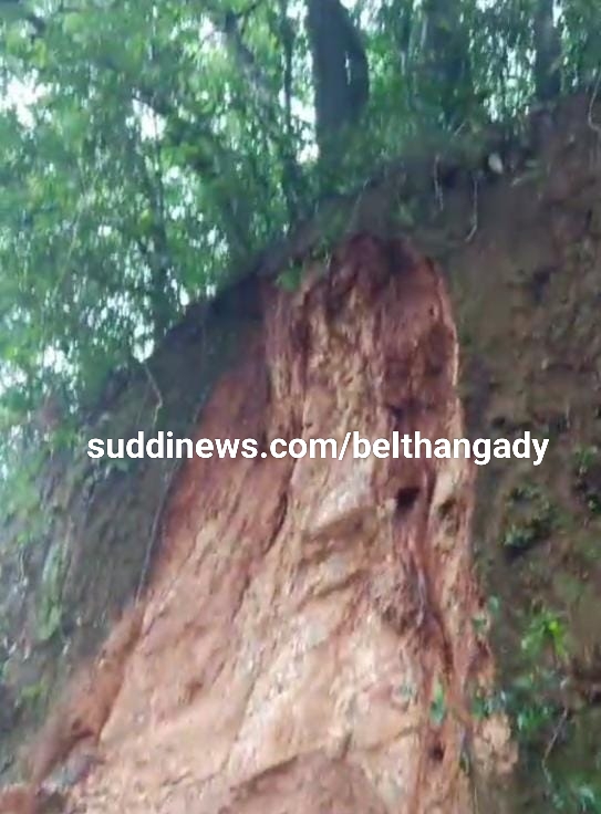 ಪುದುವೆಟ್ಟು ತಿರುವೆದ ಕಟ್ಟೆ ಬಳಿ ಗುಡ್ಡೆ ಕುಸಿತ