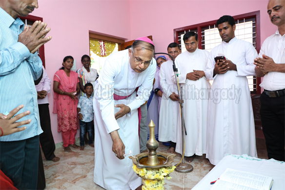 ದಾನಿಗಳ ನೆರವಿನಿಂದ ರೂ.8.90ಲಕ್ಷ ವೆಚ್ಚದಲ್ಲಿ ನಿರ್ಮಿಸಿದ ನೂತನ ಗೃಹ ಬಿಷಪ್ ಪೀಟರ್ ಪೌಲ್ ಸಲ್ಡಾನ ರವರಿಂದ ಹಸ್ತಾಂತರ