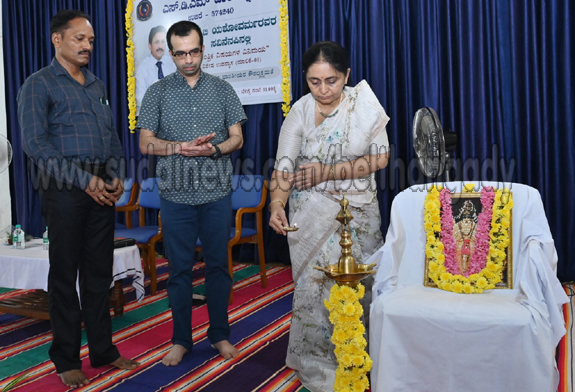 ಉಜಿರೆ: ಎಸ್.ಡಿ.ಎಂ ಪಾಲಿಟೆಕ್ನಿಕ್‌ನಲ್ಲಿ ಡಾ.ಬಿ.ಯಶೋವರ್ಮ ಸಂಸ್ಮರಣಾರ್ಥ ತಾಂತ್ರಿಕ ವಿಷಯಗಳ ವಿನಿಮಯ ಬಗ್ಗೆ ವಿಶೇಷ ಉಪನ್ಯಾಸ- ವಿಜ್ಞಾನ ಮತ್ತು ಸಂಶೋಧನೆಯಲ್ಲಿ ಜಿಜ್ಞಾಸೆ ಮತ್ತು ಪ್ರಶ್ನಿಸುವ ಮನೋಭಾವ ಇರಬೇಕು: ಯೋಗೀಂದ್ರ ಮರವಂತೆ