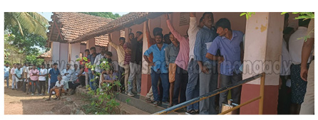 ಕಲ್ಮಂಜ ಸರಕಾರಿ ಶಾಲೆಯ ಬೂತ್ ಸಂಖ್ಯೆ 87ರಲ್ಲಿ ಕ್ಯೂ ನಲ್ಲಿ ಮತಚಲಾಯಿಸಲು ನಿಂತ ಜನರು