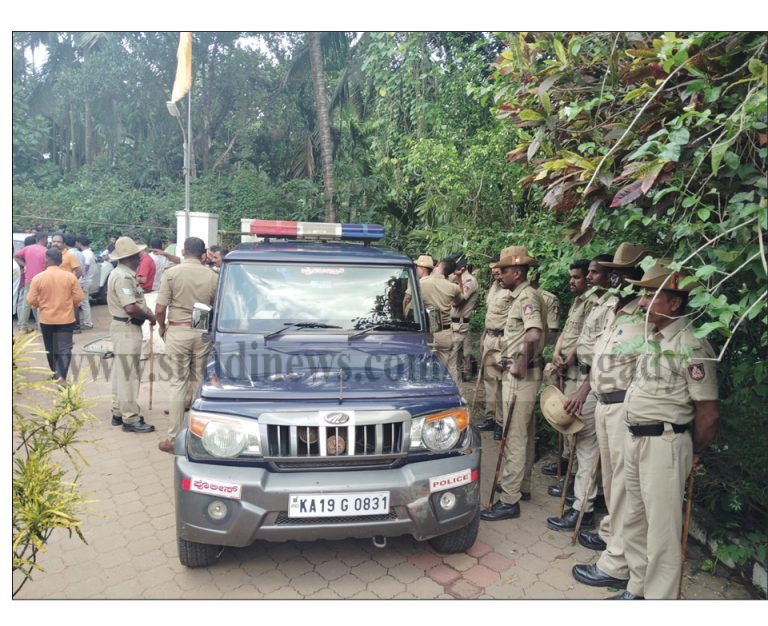 ಶಾಸಕ ಹರೀಶ್ ಪೂಂಜ ಬಂಧನಕ್ಕೆ ಪೊಲೀಸರ ಪಟ್ಟು- ವಕೀಲರು, ಬಿಜೆಪಿ ಮುಖಂಡರಿಂದ ವಿರೋಧ- ಬಾಗಿಲು ಮುಚ್ಚಿ ಗರ್ಡಾಡಿಯ ಮನೆಯೊಳಗೆ ಚರ್ಚೆ