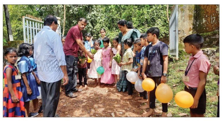 ಮುಂಡಾಜೆ: ಕೊಂಬಿನಡ್ಕ ಸರಕಾರಿ ಕಿರಿಯ ಪ್ರಾಥಮಿಕ ಶಾಲೆಯಲ್ಲಿ ಶಾಲಾ ಪ್ರಾರಂಭೋತ್ಸವ