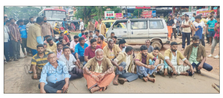 ಉಜಿರೆಯಲ್ಲಿ ಮರಬಿದ್ದು ವಾಹನಗಳು ಜಖಂ, ಓರ್ವ ಗಂಭೀರ- ಅರಣ್ಯ, ಹೆದ್ದಾರಿ ಇಲಾಖೆಯ ವಿರುದ್ಧ ಪ್ರತಿಭಟನೆ- ಜಖಂಗೊಂಡ ಆಟೋ ರಸ್ತೆಯಲ್ಲಿಟ್ಟು ಧರಣಿ