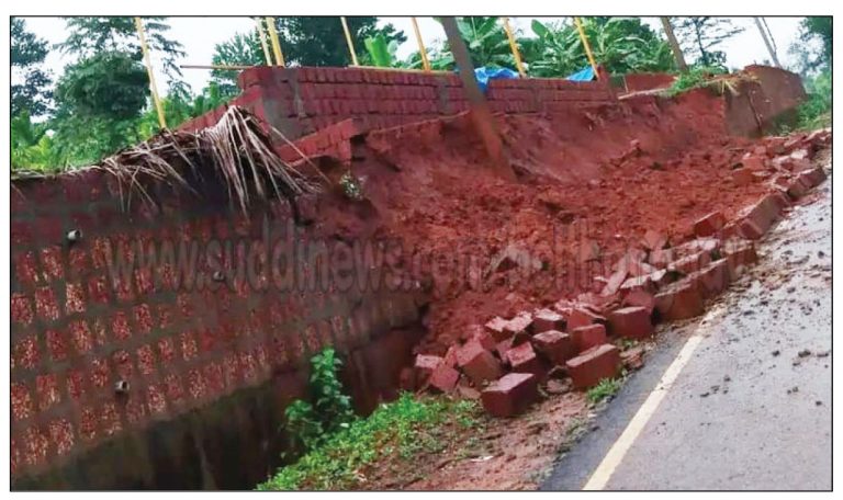 ಲಾಯಿಲ: ಮಳೆಗೆ ರಸ್ತೆ ಬದಿಯ ತಡೆಗೋಡೆ ಕುಸಿತ