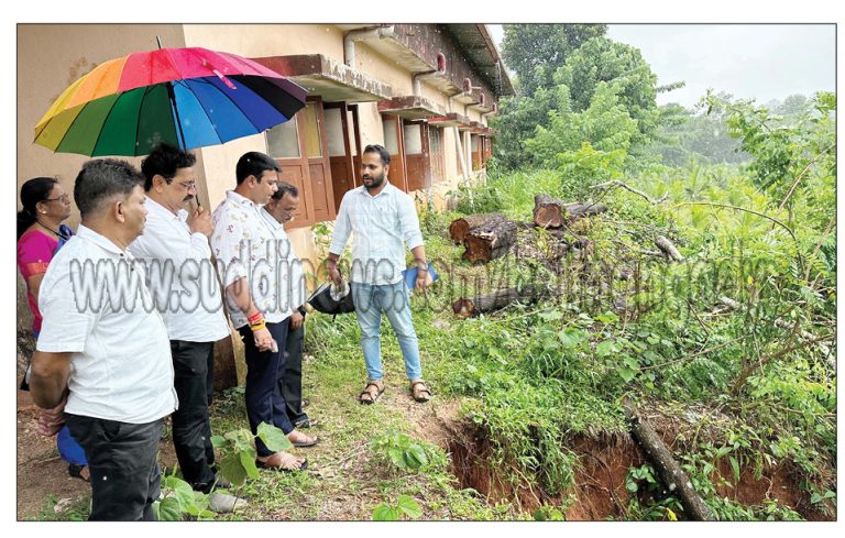 ಉಜಿರೆ: ಹಳೆಪೇಟೆ ಸರಕಾರಿ ಪ್ರೌಢಶಾಲೆಯ ಹಿಂಬದಿಯಲ್ಲಿ ಮಣ್ಣು ಕುಸಿತ- ಸ್ಥಳಕ್ಕೆ ಶಾಸಕ ಹರೀಶ್ ಪೂಂಜ ಭೇಟಿ