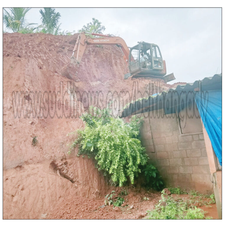 ಬಂದಾರುವಿನಲ್ಲಿ ಮನೆಯ ಮೇಲೆ ಧರೆ ಕುಸಿದು ಬಿದ್ದು ಹಾನಿ