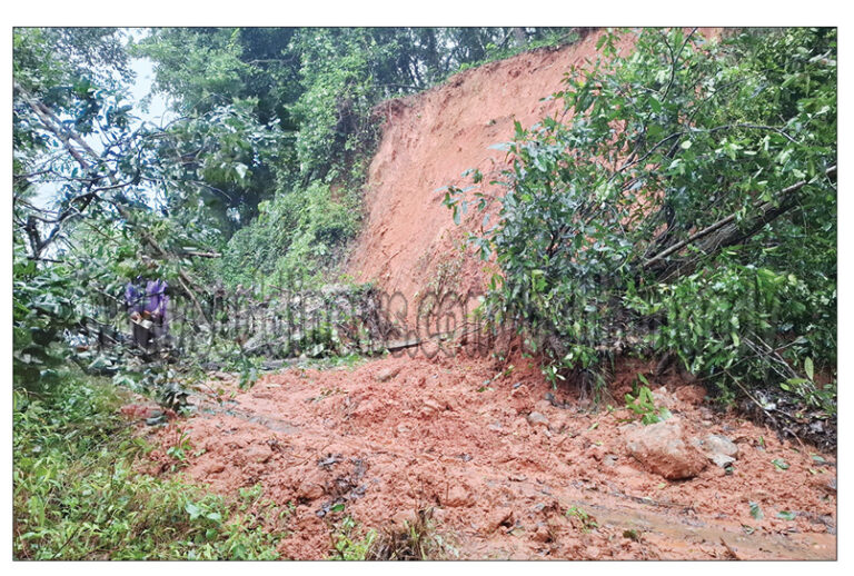 ಸರಳಿಕಟ್ಟೆ: ಗುಡ್ಡ ಕುಸಿದು ರಸ್ತೆ ಸಂಚಾರ ಸಂಪೂರ್ಣ ಬಂದ್- ಅಜಿಲಮೊಗರು, ಸರಳಿಕಟ್ಟೆ, ಉಪ್ಪಿನಂಗಡಿ ಸಂಪರ್ಕ ಕಡಿತ