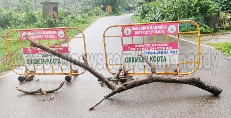 ಮುಂಡಾಜೆ-ಧರ್ಮಸ್ಥಳ ರಸ್ತೆ ಸಮಸ್ಯೆ- ಜಿಲ್ಲಾಧಿಕಾರಿಗಳ ಆದೇಶವಿದ್ದರೂ ರಸ್ತೆ ಸಂಚಾರಕ್ಕೆ ನಿರ್ಬಂಧಿಸದ ಹಿನ್ನಲೆ: ಸುದ್ದಿ ವರದಿ ಬೆನ್ನಲ್ಲೇ ರಾತ್ರಿ ಬ್ಯಾರಿಕೇಡ್ ಅಳವಡಿಕೆ