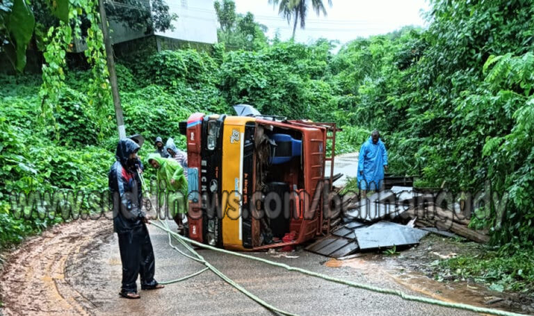 ಶಿಶಿಲ: ಚಾಲಕನಿಗೆ ನಿಯಂತ್ರಣ ತಪ್ಪಿ ಲಾರಿ ಪಲ್ಟಿ