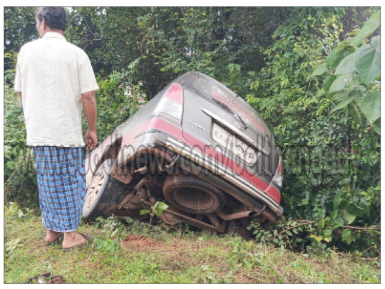 ಬೆಳಾಲು: ವಿದ್ಯುತ್ ಕಂಬಕ್ಕೆ ಇನೋವಾ ಡಿಕ್ಕಿ- ಪ್ರಯಾಣಿಕರು ಪ್ರಾಣಾಪಾಯದಿಂದ ಪಾರು