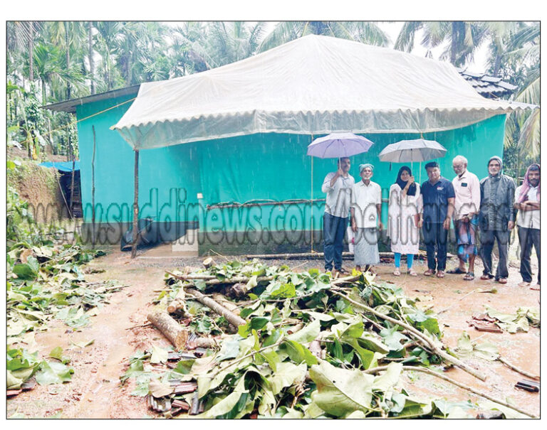 ಪಡಂಗಡಿ: ಗಾಳಿ ಮಳೆಗೆ ಮನೆ ಮೇಲೆ ಮರ ಬಿದ್ದು ಹಾನಿ