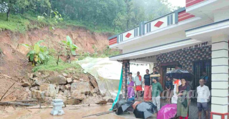 ಮಲವಂತಿಗೆ: ಅರ್ತಿದಡಿ ಎಂಬಲ್ಲಿ ಗುಡ್ಡ ಕುಸಿದು ಮನೆಗೆ ಹಾನಿ- ಮನೆಯಲ್ಲಿದ್ದವರನ್ನು ಸುರಕ್ಷಿತ ಸ್ಥಳಕ್ಕೆ ಸ್ಥಳಾಂತರ