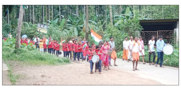 ಪಟ್ರಮೆ: ಸರಕಾರಿ ಕಿರಿಯ ಪ್ರಾಥಮಿಕ ಶಾಲಾ ಮಕ್ಕಳಿಂದ ಪಥಸಂಚಲನ