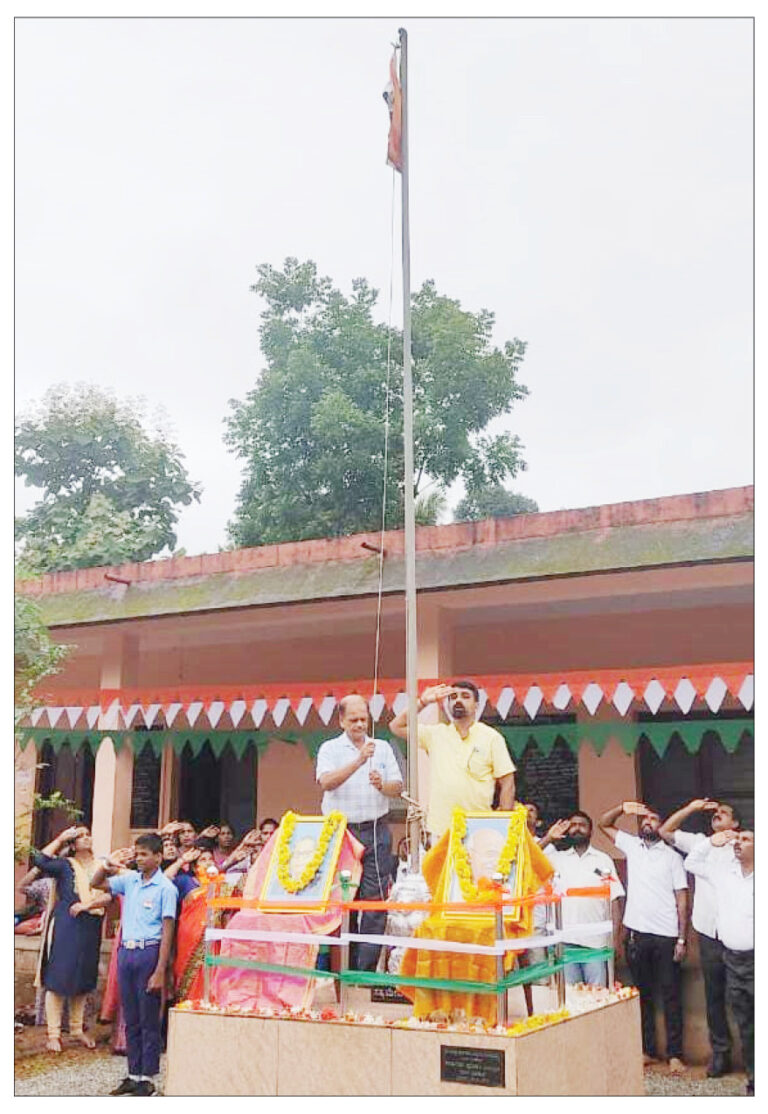 ಬಡಗಕಾರಂದೂರು: ಸ.ಉ.ಪ್ರಾ.ಶಾಲೆಯಲ್ಲಿ ಸ್ವಾತಂತ್ರ್ಯೋತ್ಸವ- ಶಾಲೆಗೆ ಸೇವೆಗೈದ ಮಹನೀಯರಿಗೆ ಗೌರವಾರ್ಪಣೆ