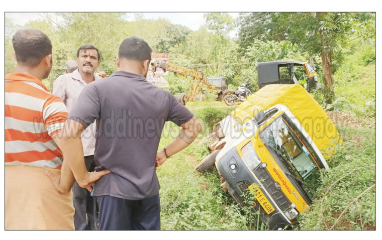 ಉಜಿರೆ: ನೀರ ಚಿಲುಮೆ ಬಳಿ ಚಾಲಕನ ನಿಯಂತ್ರಣ ತಪ್ಪಿ ಚರಂಡಿಗೆ ಬಿದ್ದ ಗೂಡ್ಸ್ ಟೆಂಪೋ