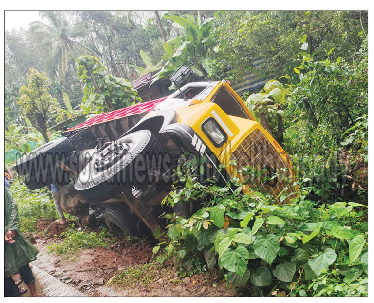 ಇಂದಬೆಟ್ಟು: ಚಾಲಕನ ನಿಯಂತ್ರಣ ತಪ್ಪಿ ಧರೆಗುರುಳಿದ ಲಾರಿ