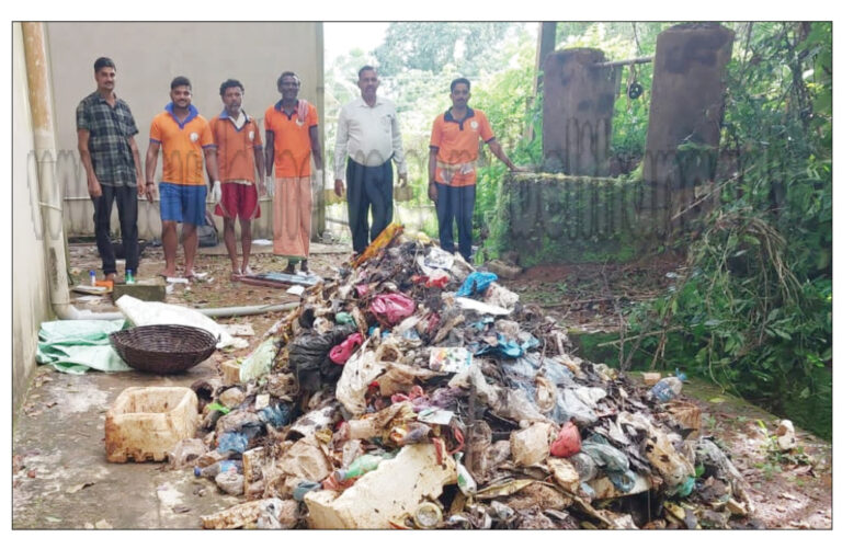 ಕೊಕ್ಕಡ: ಶಿಶಿಲ-ಅರಸಿನಮಕ್ಕಿ ಶೌರ್ಯ ವಿಪತ್ತು ತಂಡದವರಿಂದ ಸರಕಾರಿ ಆಸ್ಪತ್ರೆಯ ಬಾವಿ ಸ್ವಚ್ಛತೆ ಕಾರ್ಯ