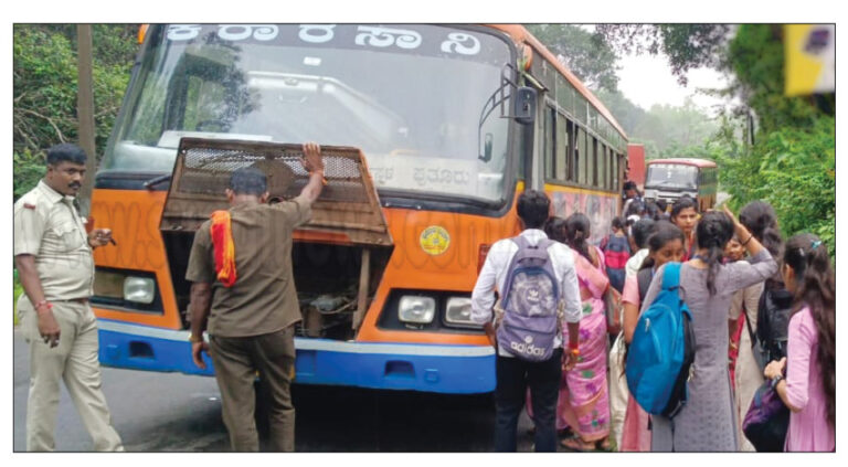 ಕನ್ಯಾಡಿ ಪುಡ್ಕೆತ್ ಚಡವಿನಲ್ಲಿ ಕೆಟ್ಟು ನಿಂತ ಬಸ್- ವಿದ್ಯಾರ್ಥಿಗಳ ಪರದಾಟ- ನಿಮಿಷಕ್ಕೂ ಹೆಚ್ಚು ಕಾಲ ರಸ್ತೆಯಲ್ಲೇ ಪ್ರಯಾಣಿಕರು