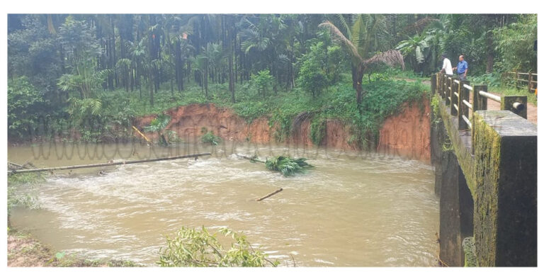 ಕಳೆಂಜ ಗ್ರಾಮದ ಕಾರ್ಯತ್ತಡ್ಕ ಕುಲಾಡಿ ಸೇತುವೆ ಬಳಿ ಭೂ ಕುಸಿತ