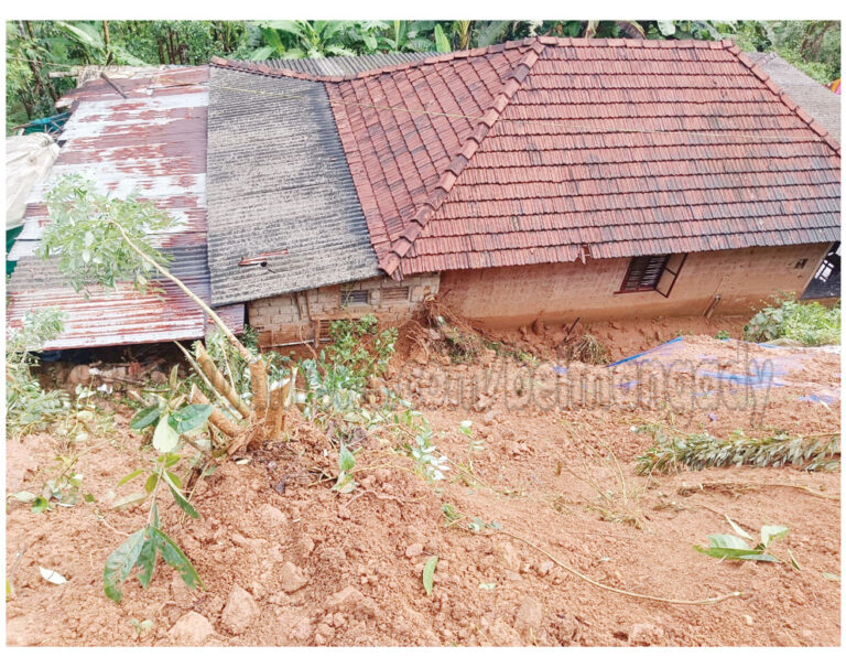 ಮುಂಡಾಜೆ: ಭಾರೀ ಮಳೆಗೆ ಗುಡ್ಡ ಕುಸಿದು ರಸ್ತೆ ಹಾಗೂ ಮನೆಗೆ ಹಾನಿ