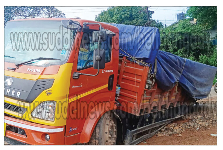 ಉಜಿರೆ: ರಾಷ್ಟ್ರೀಯ ಹೆದ್ದಾರಿಯ ಚರಂಡಿಗೆ ಕುಸಿದು ಬಿದ್ದ ಸಿಮೆಂಟ್ ತುಂಬಿದ ಲಾರಿ- ಕಳಪೆ ಕಾಮಗಾರಿ ಎಂದು ಜನರ ಆಕ್ರೋಶ