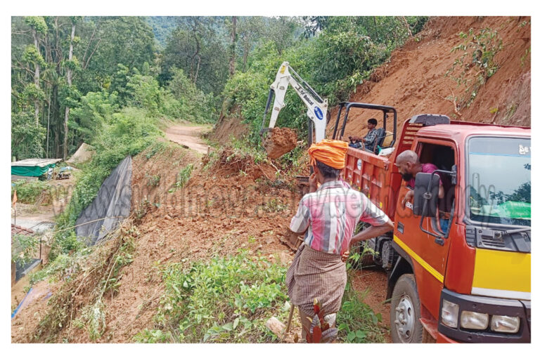 ಮುಂಡಾಜೆ: ಪಿಲತ್ತಡ್ಕ ಎಂಬಲ್ಲಿ ಮನೆಗೆ ಮತ್ತು ರಸ್ತೆಗೆ ಬಿದ್ದ ಮಣ್ಣು ತೆರವಿಗೆ ಪಂಚಾಯತ್ ಸ್ಪಂದನೆ