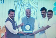 ಗಾಂಧಿ ಗ್ರಾಮ ಪುರಸ್ಕಾರ ಪ್ರಶಸ್ತಿ ಪಡೆದ ಕಾಶಿಪಟ್ಣ ಗ್ರಾಮ ಪಂಚಾಯತ್-ಪ್ರಶಸ್ತಿ ಸ್ವೀಕರಿಸಿದ ಪಂಚಾಯತ್ ಅಧ್ಯಕ್ಷ ಸತೀಶ್ ಕಾಶಿಪಟ್ಣ ಹಾಗೂ ಪಿಡಿಓ ರಾಘವೇಂದ್ರ ಪಾಟೀಲ್