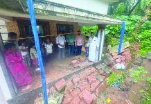 ಭಾರಿ ಮಳೆಗೆ ನಾವೂರಿನಲ್ಲಿ ಮನೆಯ ತಡೆಗೋಡೆ ಕುಸಿತ: ಸ್ಥಳಕ್ಕೆ ನಾವೂರು ಕಾಂಗ್ರೆಸ್ ಗ್ರಾಮ ಸಮೀತಿ ಭೇಟಿ